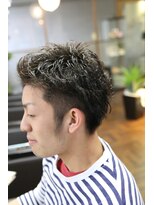 インフィニティ(INFINITY)&nbsp;ナチュラルなメンズツーブロック｜前髪を上げたビジネススタイル