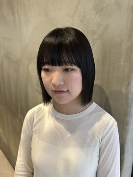 トロワエピ 表参道(Trois epis) タイトストレートボブ/ぱっつん