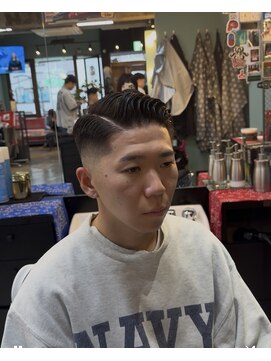 タイト スワッグ バーバーワークス(TIGHT SWAG BARBERWORKS) スキンフェード×サイドパート
