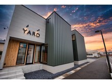 カーキとグレーの外壁に大きな浮き文字看板が目印です！