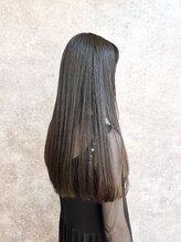 【amberl髪質改善ストレート】癖をやわらげながら栄養補給する髪質改善で、くせ毛やうねりのお悩みを解決