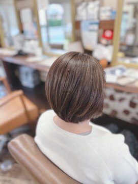 アート(art) キラテラカラーと白髪ぼかしハイライトで透明感大人ボブ