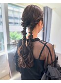 ツイン編み下ろしヘア
