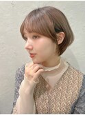 大人のベージュニュアンスカラー耳かけショートボブ