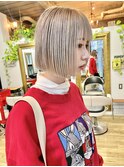 NUDEハイトーンダブルカラー前下がりボブ切りっぱなしボブ