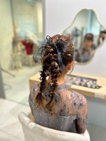 フォルテステラ(FORTE STELLA)&nbsp;お呼ばれヘアに可愛い編み下ろしヘア