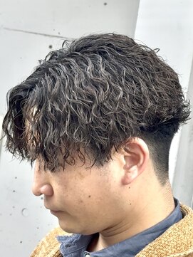 オーバル ジングウマエ(OVARL jingumae) 強め縦落ちツイストスパイラルパーマセンターパート