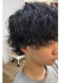 無造作パーマで魅せる大人の抜け感スタイル