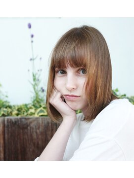 グリッスン(Glisten) ノーバングで大人可愛いボブスタイル