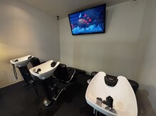 オッド ジョブス 緑井店(odd jobs)の雰囲気（映画を鑑賞しながらリラックスできるシャンプーブースです！）