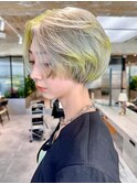 ショートボブくびれヘア顔周りレイヤーホワイトブロンド_F20569