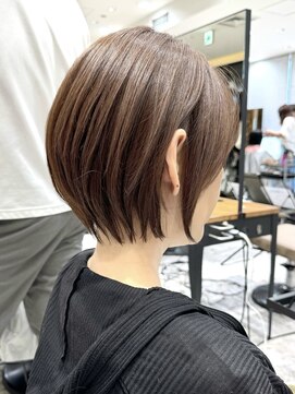 アフロート ルヴア(AFLOAT RUVUA) 「岩田莉奈」40代50代に人気の似合わせ丸みショートボブ　新宿