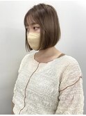 パツっとボブと明るめベージュカラー