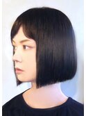 ぱっつんシルエットの潔いモードボブ