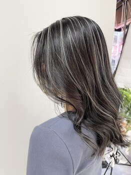 フォーク(FOLK)の写真/ワンランク上の大人女性が似合う色味★ハイトーンのグレイカラーで白髪の存在を感じない品のある美髪に♪