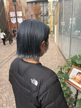 ビュートリアム 梅田(BEAUTRIUM) ネイビーブルーカラー