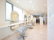 リコ 鳳(LICO)の雰囲気（白を基調とした明るい店内になっております♪）