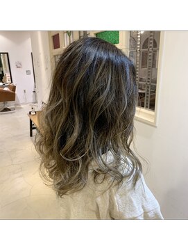 ヴィコロ(vicolo) グレージュバレイヤージュ