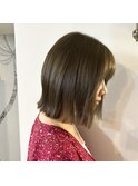 オリーブグレーの透明感ボブ