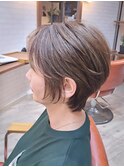 白髪ぼかしのハイライト　大人のショートスタイル