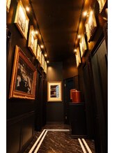 こだわり抜いた内装と空間。コンセプトは【美術館のようなbarber】