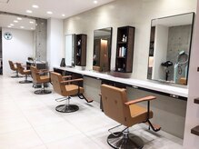 明るく清潔な店内はリラックスしてお過ごしいただけます。