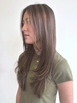 アヴァンセ サニー美容室&nbsp;レイヤーカット ハイライト 髪質改善 ミルクティーベージュ 30代