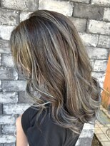 ラヴィエール(LAVIERE by R-EVOLUT)&nbsp;大人ハイライト　顔周りレイヤー　グレージュ　20代30代40代