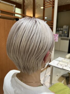 アンフェリール 原島店(Em Fellir) 大人ショート/ホワイトブロンド/30代40代50代