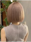 グレージュ切りっぱなしボブ前髪ありミニボブミルクティベージュ
