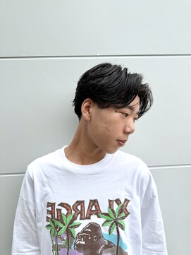 ウシワカマルガーデン(ushiwakamaru Garden) ニュアンスフェザー/ニュアンスパーマ/センターパート/刈り上げ