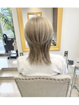 シルバーグレージュ×ウルフカット