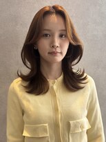ミレバイジェニー (mirae by geny)&nbsp;ミディアムレイヤーのくびれヘア センター分け r