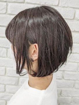 ミーティア バイ クアトロ(Meteor By QUATRO) 大人可愛い耳掛けショートボブ