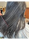 筋感のある細めハイライト外国人風オフィスで浮かないハイライト