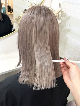 エルバイラビス 大宮(elu by lovis) 《Ami》ホワイトミルクティーベージュ/Wブリーチ/大宮/埼玉