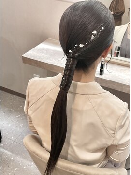 ミラ(Mila) 大人かっこいい!ロング艶々タイトポニーテール♪銀箔アレンジ♪