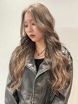 シティ(sity.)&nbsp;ミルクティーベージュ　艶感　ロング　センターパート　こなれ感