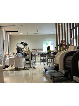 親しみやすいスタッフによる丁寧なカウンセリングが人気！女性目線でのお洒落をご提案します☆