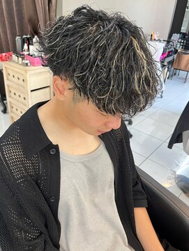 アイズ 海老名(AIZU) メンズパーマ 波巻きパーマ メンズハイライト 眉毛