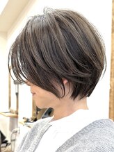 ハーツ(Heart's) 白髪ぼかしベージュ×重めショートボブ　脱白髪染め　白髪活かし