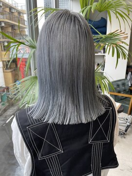 イル(ill) 切りっぱなし　グレージュ　恐竜カラーの色落ち　大須