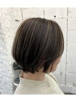 メゾンアメリナンバーツー(Maison Amelie N°2) ハイライト　白髪ぼかし　大人ショート