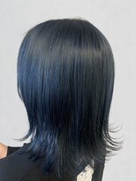 ポルト(porto produced by teatro hair salon)&nbsp;ブルーブラック ブリーチ ダブルカラー 外ハネミディ 20代 30代