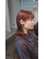 トナリ(tonari)&nbsp;毛先まで艶感オレンジブラウンの外ハネミディアム