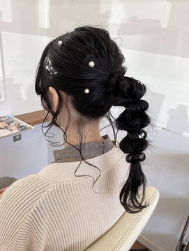 ヘアーアンドメイクアップモパ ポニーテールアレンジ