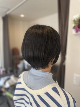 シーナ(Sina) 多毛の方でも収まるショートボブ♪