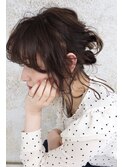 ルーズなお団子が似合うセミロングスタイル