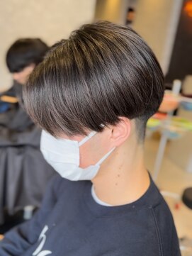 アビー(ABEY) ナチュラルセンターパートマッシュ刈り上げ