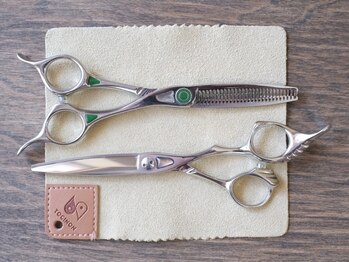 ザズー 髪と図書(zazou)の写真/切れ味の良いハサミは髪に優しく、仕上がりに影響します。